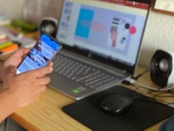 Imagen de un móvil junto a varios materiales de oficina